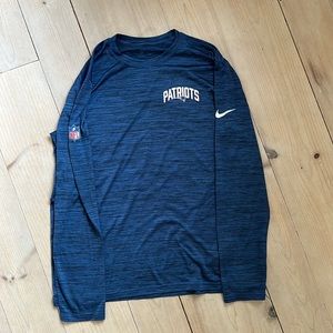 Nike long sleeved tee womens large dri fit New England patriots NFL tailgate
